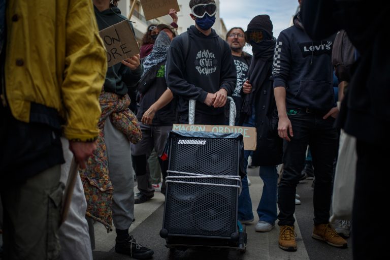 11 eme manifestation contre la réforme des retraites 6 avril 2023.Nouvelle journée d’actions et de mobilisation contre la réforme des retraites. Malgré l’adoption du texte par 49.3 et le refus de reculer d’Emmanuel Macron, les syndicats appellent à une onzième journée de manifestations ce jeudi 6 avril 2023, à Lyon et partout en France. 
Cette journée est organisée au lendemain de l’échec de la réunion entre les syndicats et Elisabeth Borne mercredi. la manifestation se radicalise. s&rsquo;en suit un regroupement sauvage.

