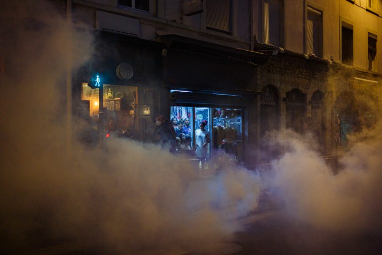 11 eme manifestation contre la réforme des retraites 6 avril 2023.Nouvelle journée d’actions et de mobilisation contre la réforme des retraites. Malgré l’adoption du texte par 49.3 et le refus de reculer d’Emmanuel Macron, les syndicats appellent à une onzième journée de manifestations ce jeudi 6 avril 2023, à Lyon et partout en France. 
Cette journée est organisée au lendemain de l’échec de la réunion entre les syndicats et Elisabeth Borne mercredi. la manifestation se radicalise. s&rsquo;en suit un regroupement sauvage.
