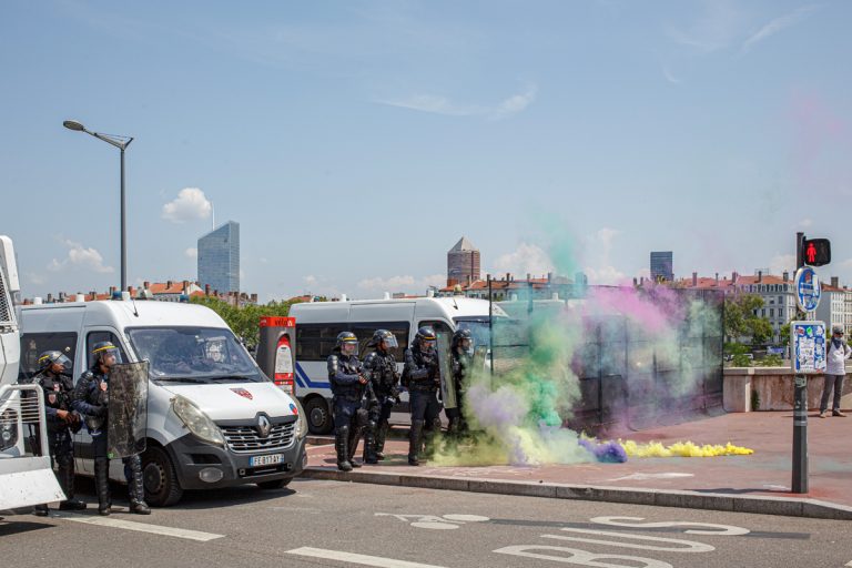manifestation contre la réforme des retraites 14eme journée – Lyon le 6 juin 2023. l&rsquo;ambiance est étrange, les blocks sont moins nombreux et virulents que d&rsquo;habitude et pourtant le déploiement policier est très massif et aggressif. Les crs vont à pl