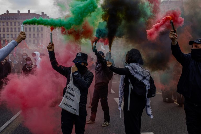manifestation du 1er mai, très peu de slogans, une partie importante du cortège pour Gaza, les Black bloc et les forces de l&rsquo;ordre se cherchent et se trouvent, un nouveau camion a eau anti émeute…. la manif a des airs de routines les affrontemments o