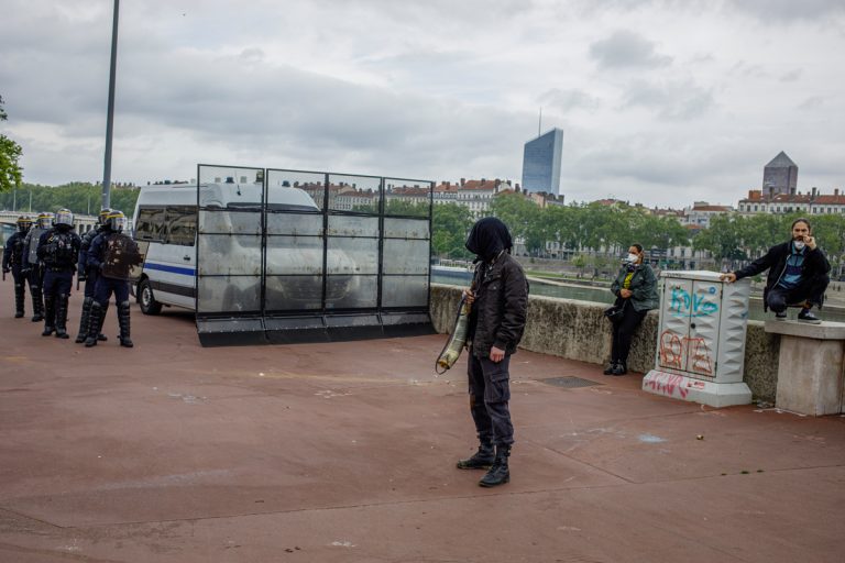 manifestation du 1er mai, très peu de slogans, une partie importante du cortège pour Gaza, les Black bloc et les forces de l&rsquo;ordre se cherchent et se trouvent, un nouveau camion a eau anti émeute…. la manif a des airs de routines les affrontemments o